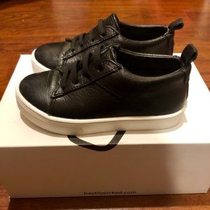 Size 8 freshly picked ebony sneaker